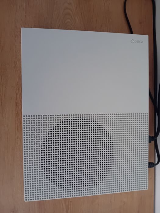 Vand xbox one cu o manetă si jocuri,sau schimb cu laptop