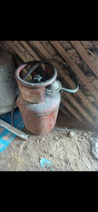 Красный балон с газом