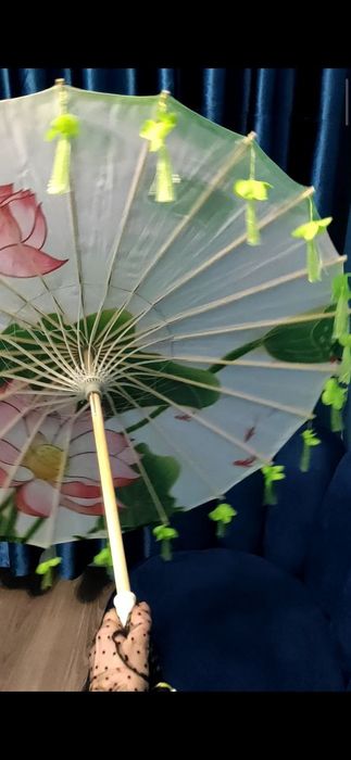 Привозной китайский зонт на деревянной основе