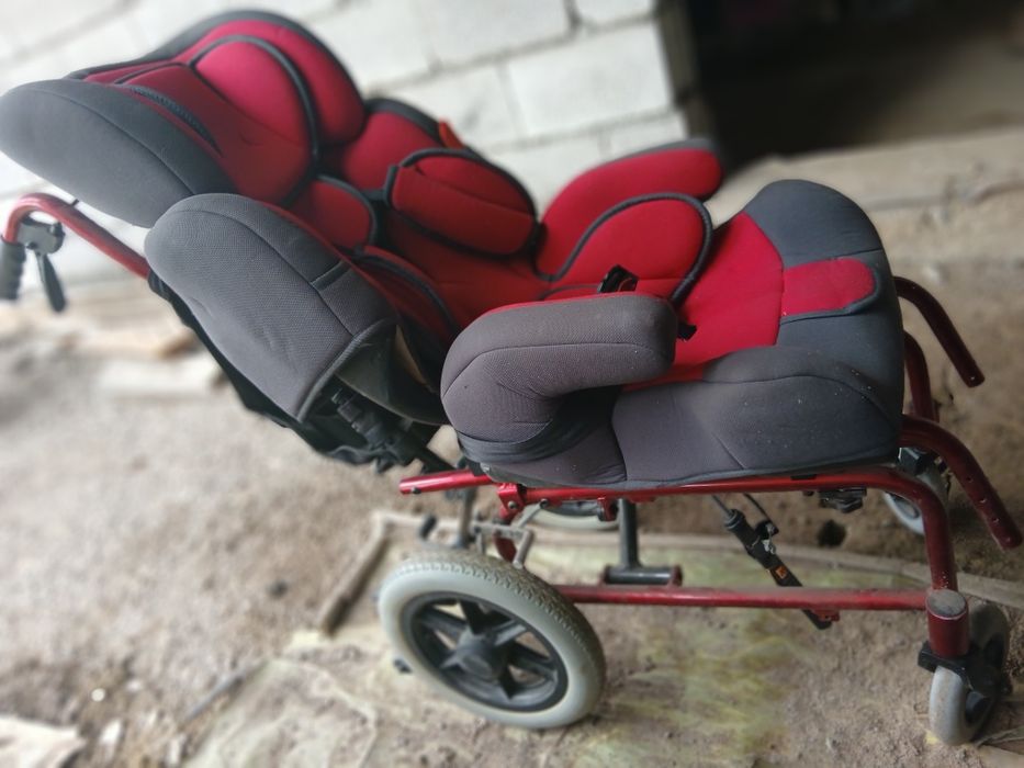 Продам инвалидную детскую коляску