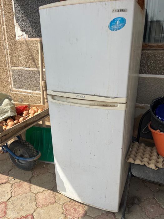 Телевизор и холодильник