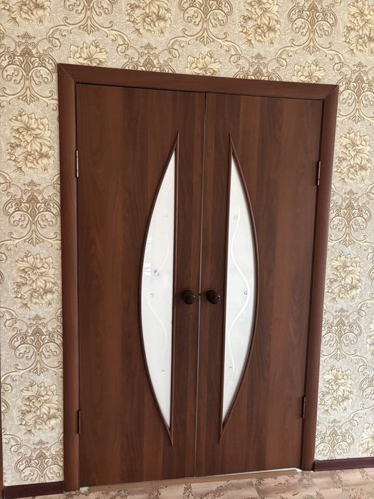 двери разные.