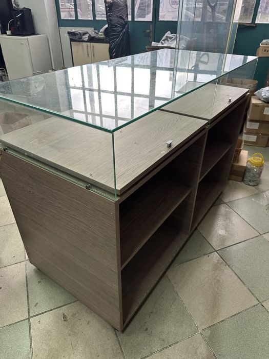 Мебели за магазин