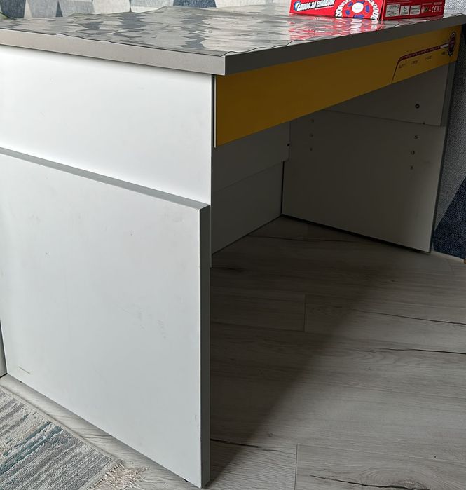 Расстущий письменный стол детский