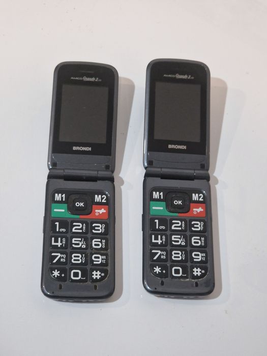 Telefon cu dublu display, special pentru Seniori.