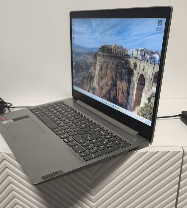 Lenovo Ideapad 3 | Ryzen 7 | 12gb RAM DDR4 | SSD