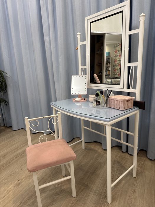 Продам туалетный столик