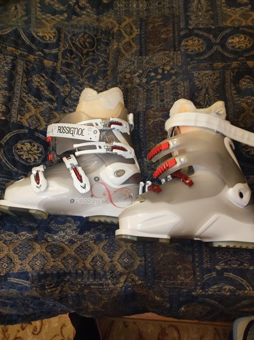 Продам НОВЫЕ лыжи,палки, крепления Salomon , ботинки Rossignol .