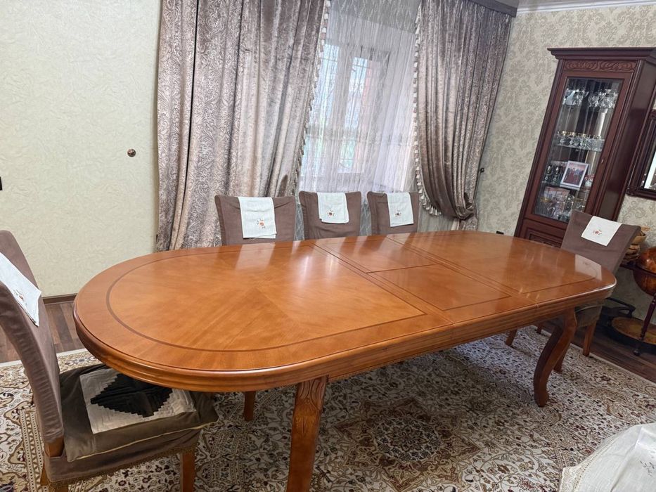 Обеденный стол со стульями