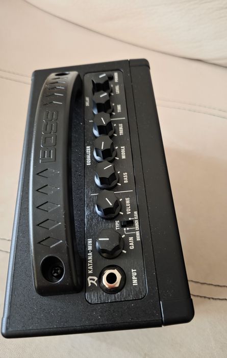 Продавам кубе за китара BOSS KATANA MINI