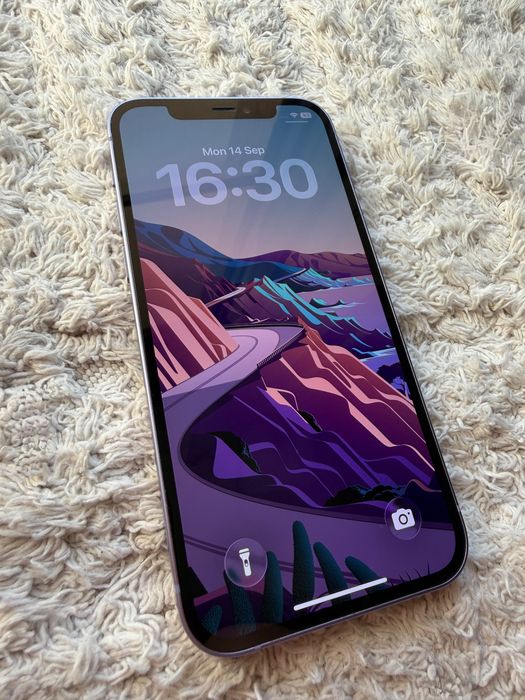 Продавам IPhone 12