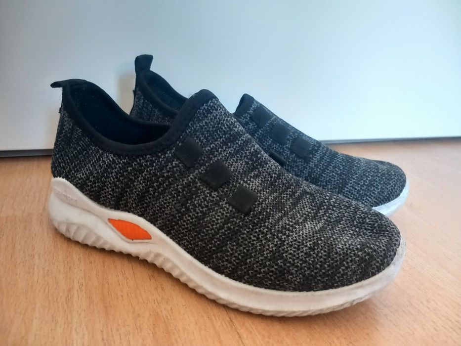 Запазени обувки подходящи за училище