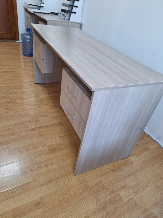 Продам стол письменный в отличном состоянии.