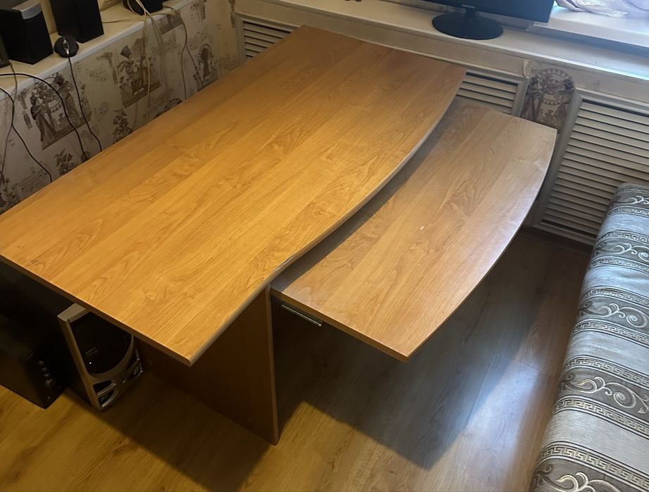 Продам  компьютерный стол из дерева