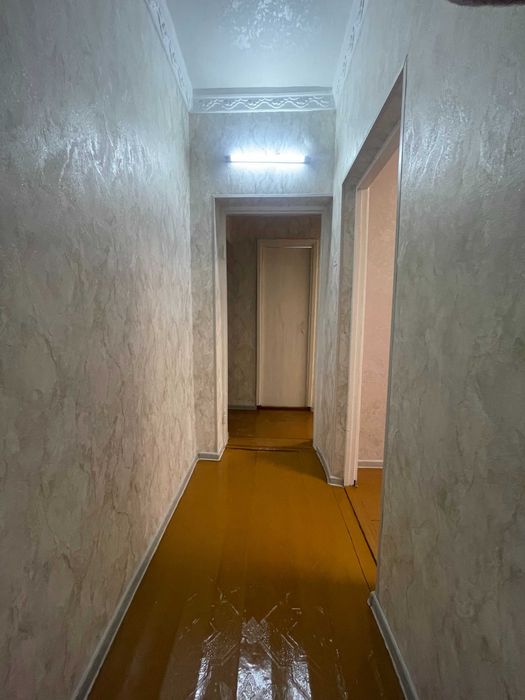 Shahar markazida joylashgan, yangi ta'mirlangan 3 XONALI UY sotiladi