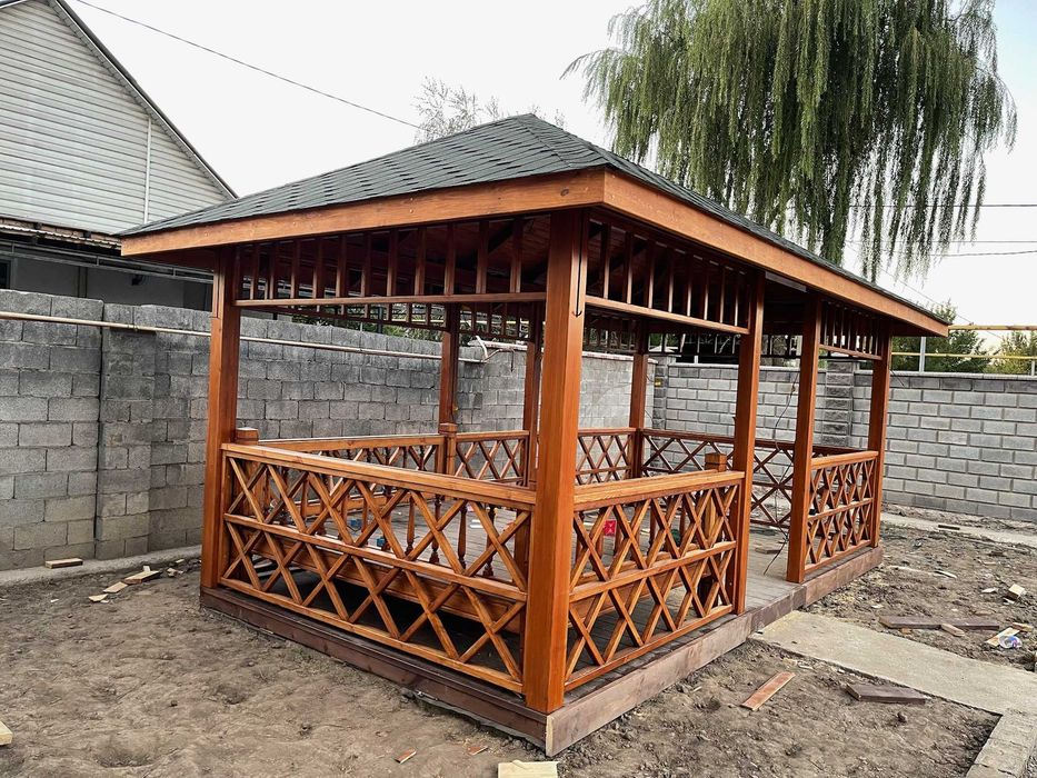 Беседки с крышей из дерева