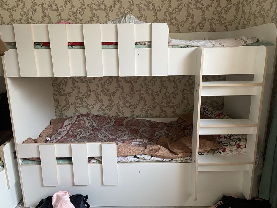 Кровать белая  двухяростная