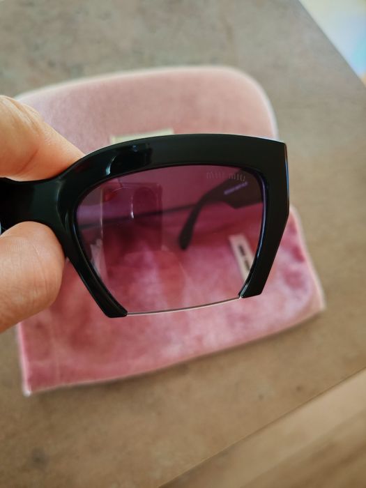 Очила на марката miu miu