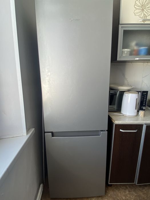 Холодильник от indesit.