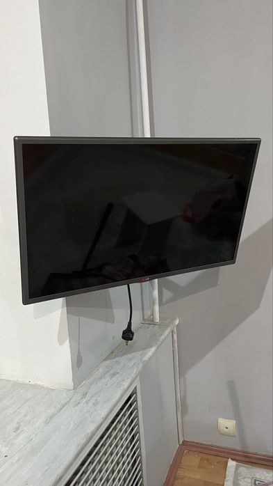 Телевизор LG бу с кронштейном