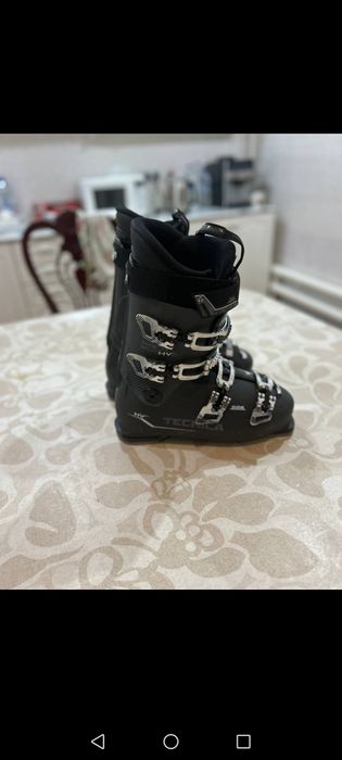 Срочно  Лыжные ботинки и шлемы – взрослые и детские, отличное состоян