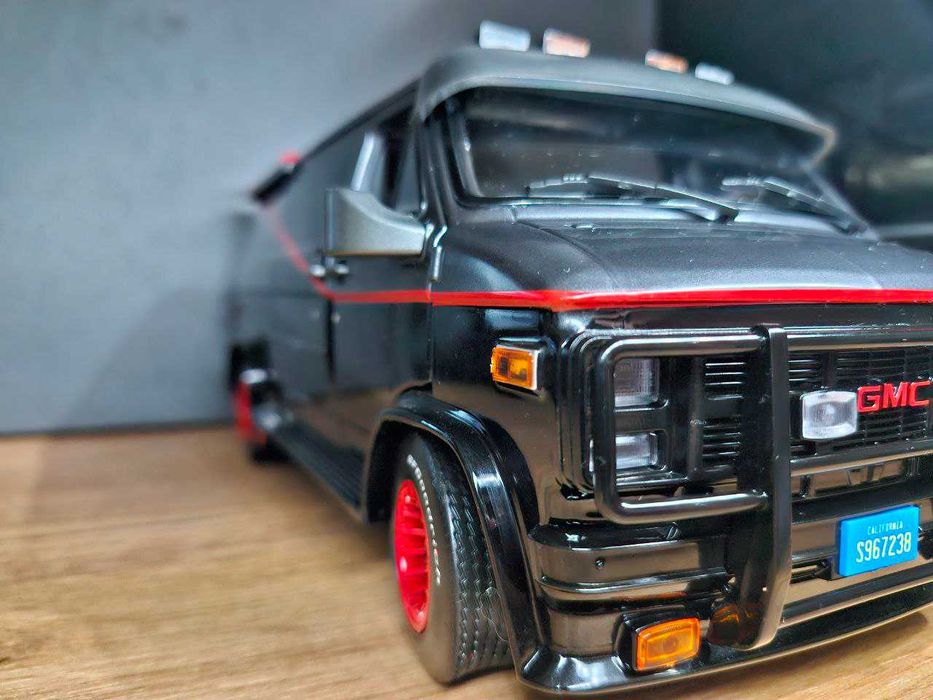 Коллекционная модель 1 -18 GMC 1983 год