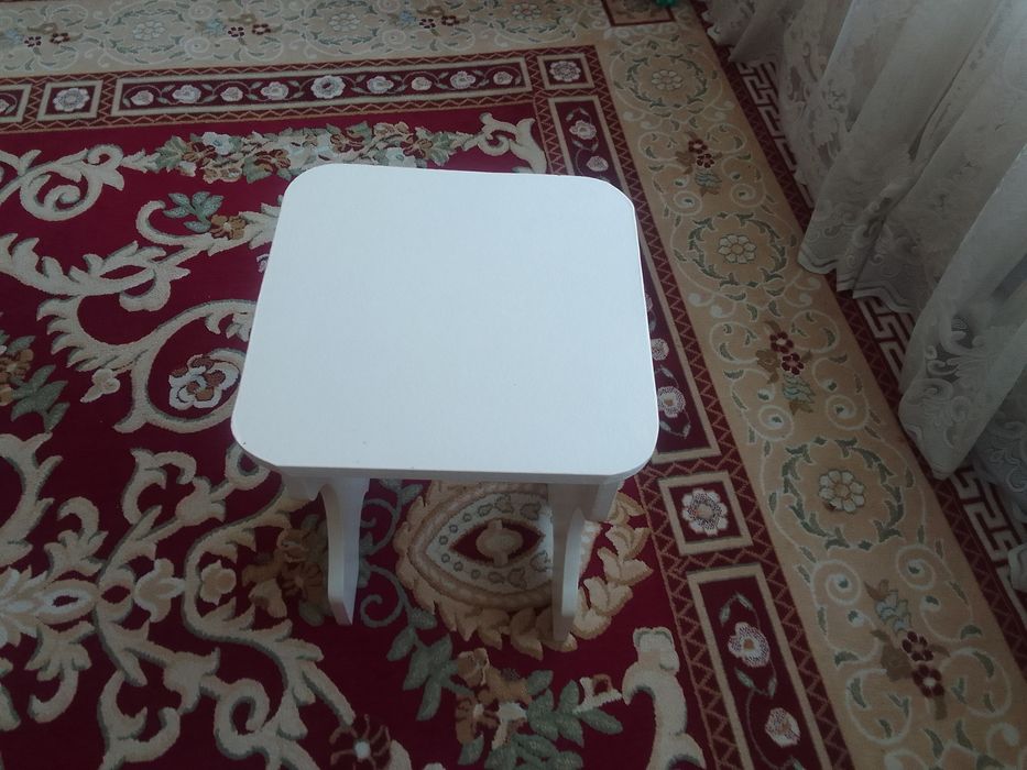 Табуретки белые.