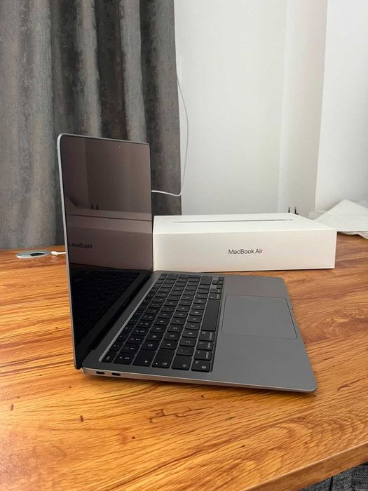 MacBook Air M1 13" (Apple Silicon), 8GB RAM, 256GB SSD - Ca NOU (Sub 100 utilizări), Cutie Completă
