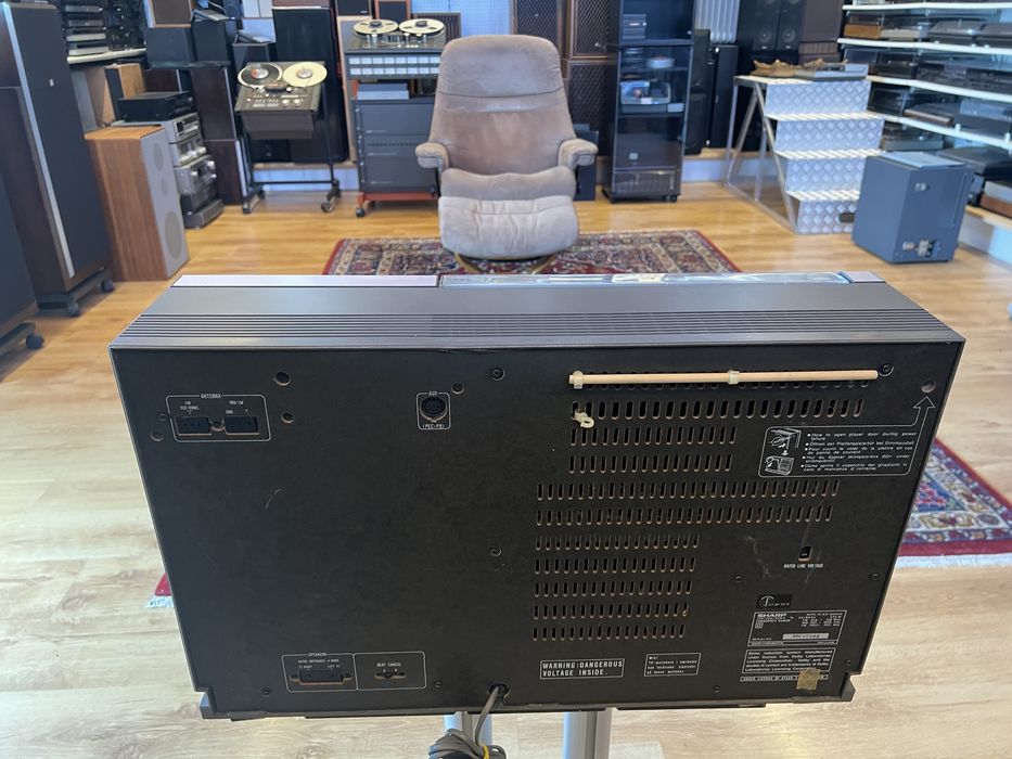Sharp VZ-3000 – Sistemul audio cu pickup vertical, deck și radio, care redă automat ambele fețe ale vinilului