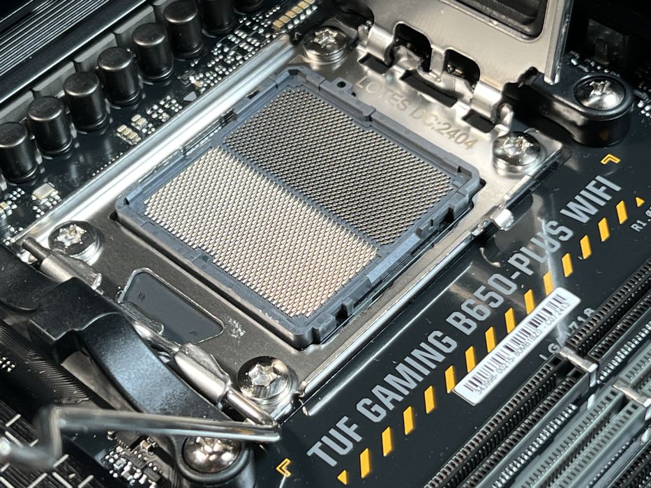 ASUS TUF GAMING B650-PLUS WIFI – 7 9800x3D 7 7800x3d