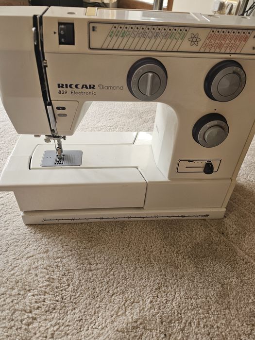 Електрическа портативна шевна машина.