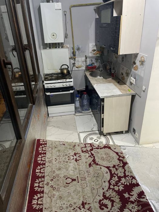 1 комната с балконом со всеми удобствами..
Ко