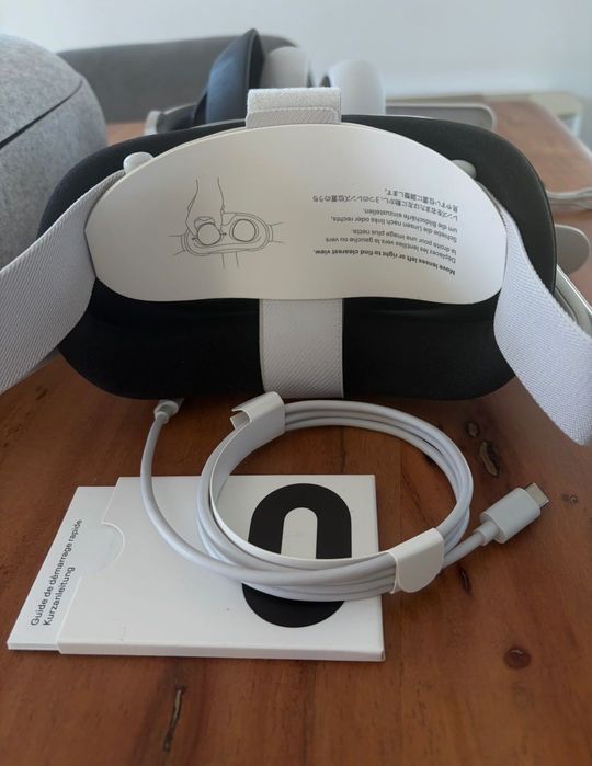 Meta Quest 2 VR очила + контролери + калъф – като нови