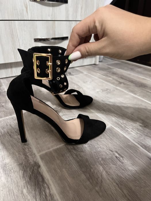 Босоножки на каблуках