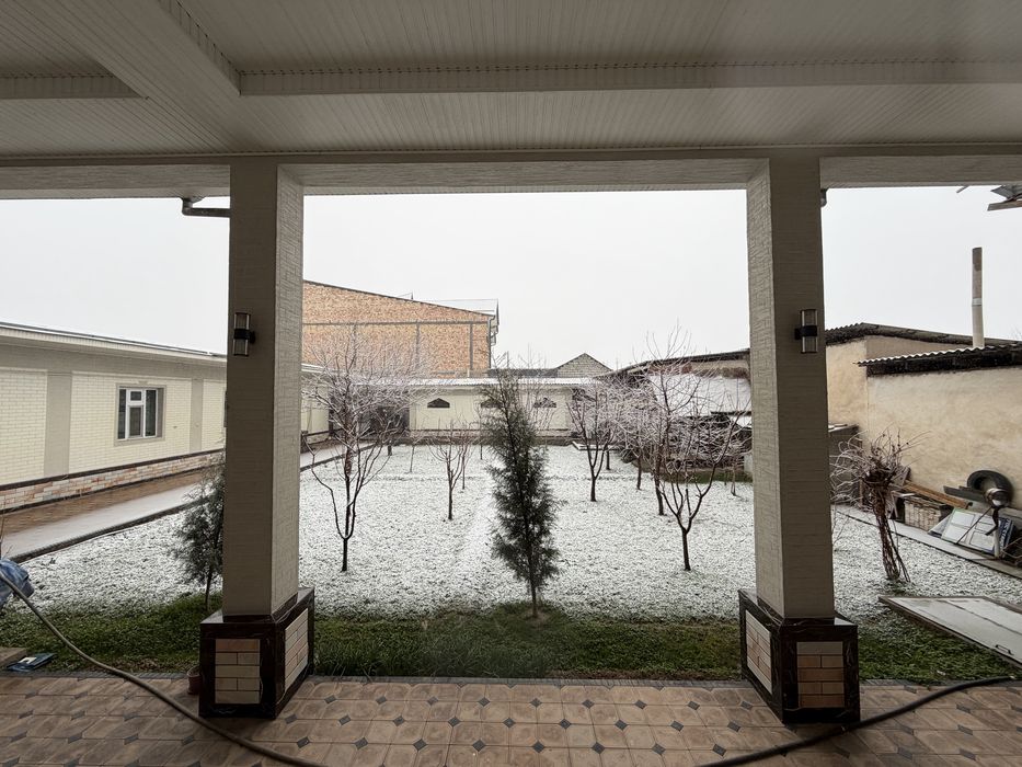 Уй сотилади 8 сотих. 7 та хона. Пишган гиштдан курилган. Падвали бор.