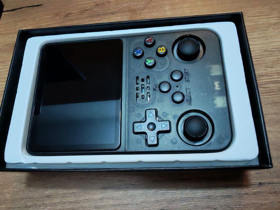 Consolă R36S, versiunea de 128 GB, culoare neagră.