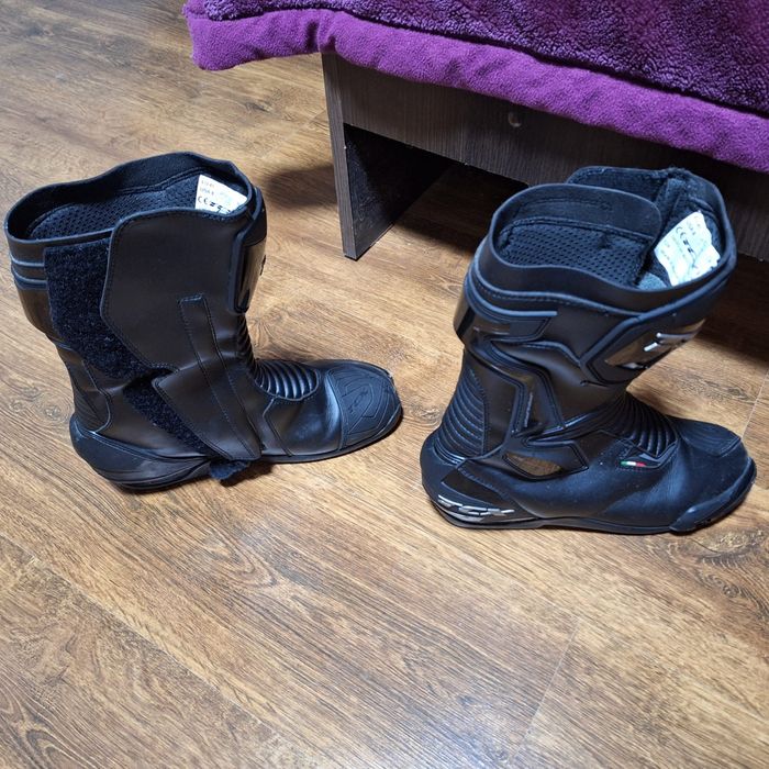 Vand casca si cizme moto