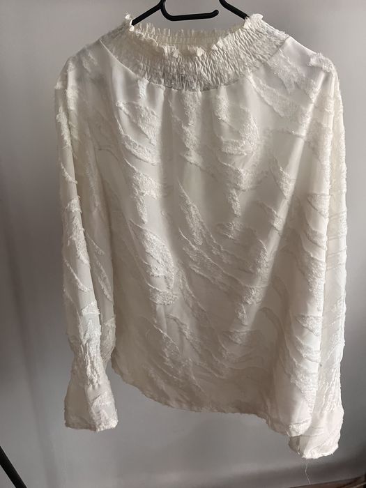 Bluză albă elegantă