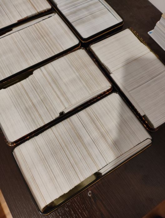 Тин с Yu Gi Oh карти