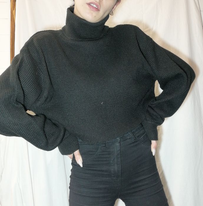 Pulover negru, la gat