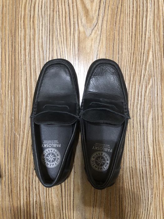 Продаются кроссовки и мокасины.