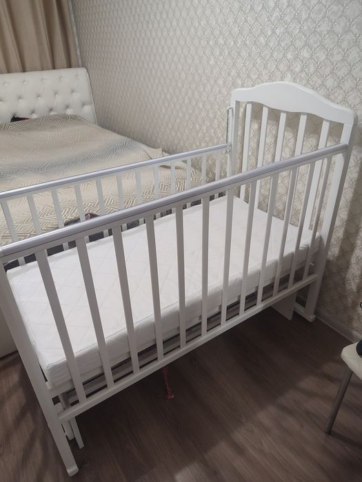 Детская кроватка с маятником