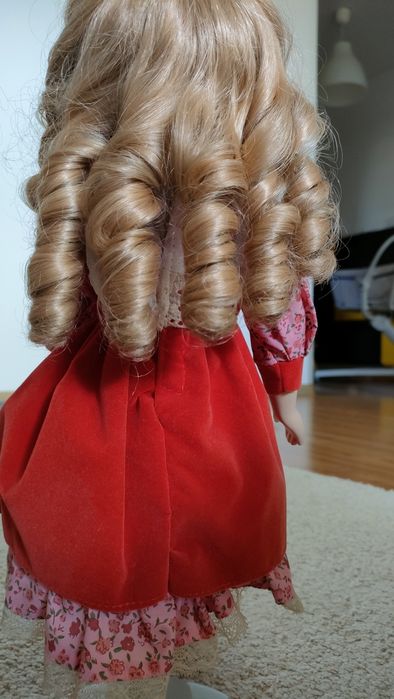 Păpușă porțelan cu stativ bibelou colecție Belgia