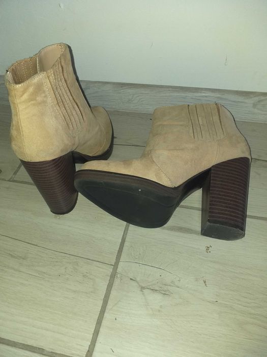 Дамски боти с ток