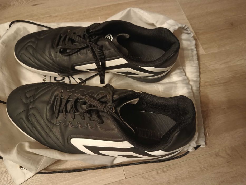 Футболни обувки Umbro за зала - 45 номер