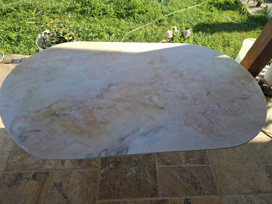 Masa marmura roz lungime 145 cm latime 80 cm