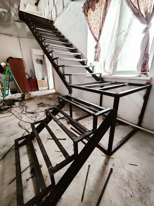Лестница   каркас    обшивка