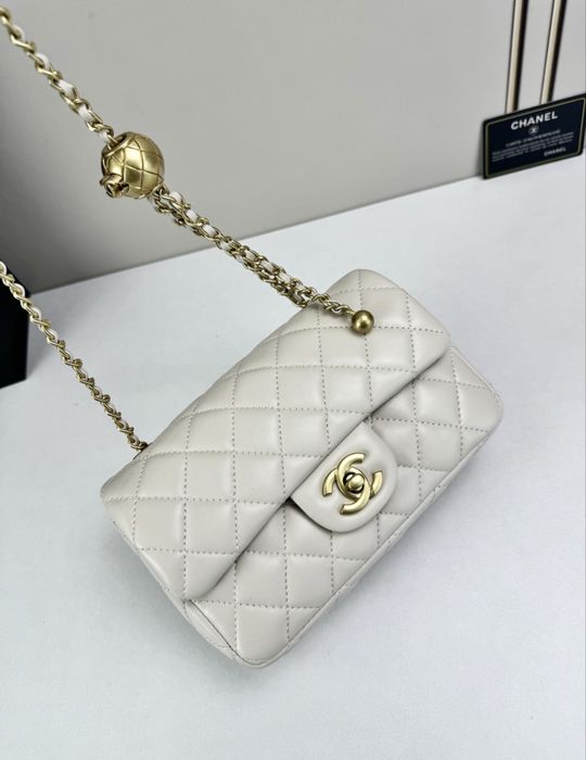 Бяла екрю мини чанта chanel