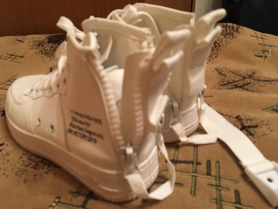 продам кроссовки унисекс 39-40 размер