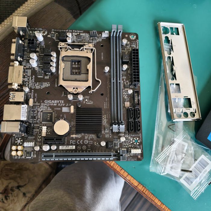 Материнские платы разные.